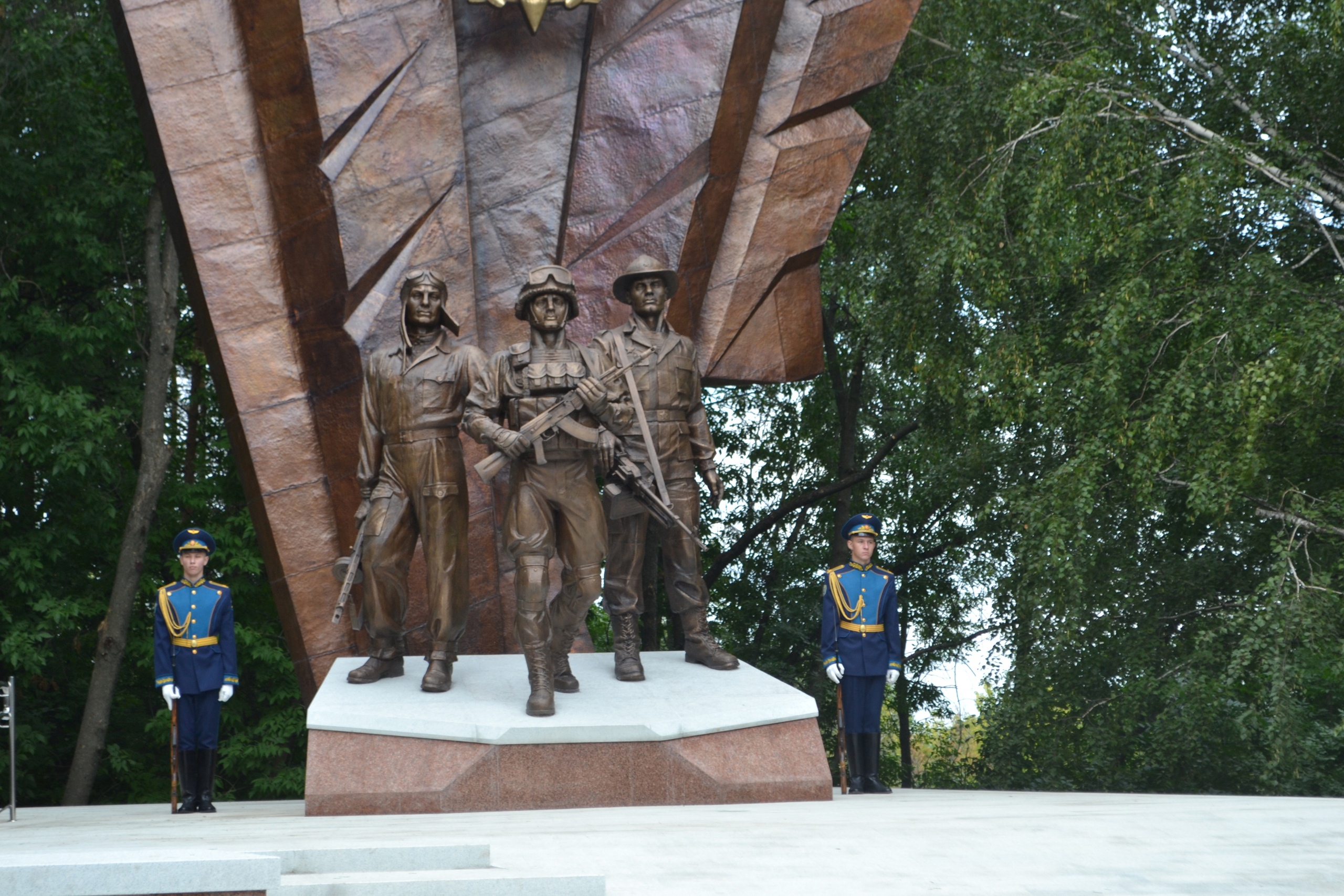 Памятник десантникам в Уфе парк Победы