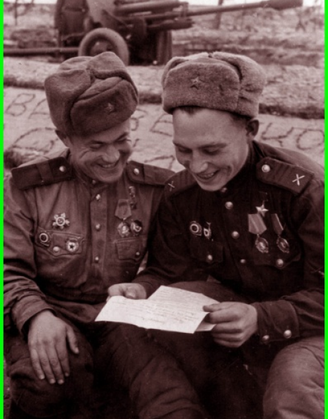 З.Л. Асфандияров и В.М. Пермяков читают письмо, 1941-1945 гг.