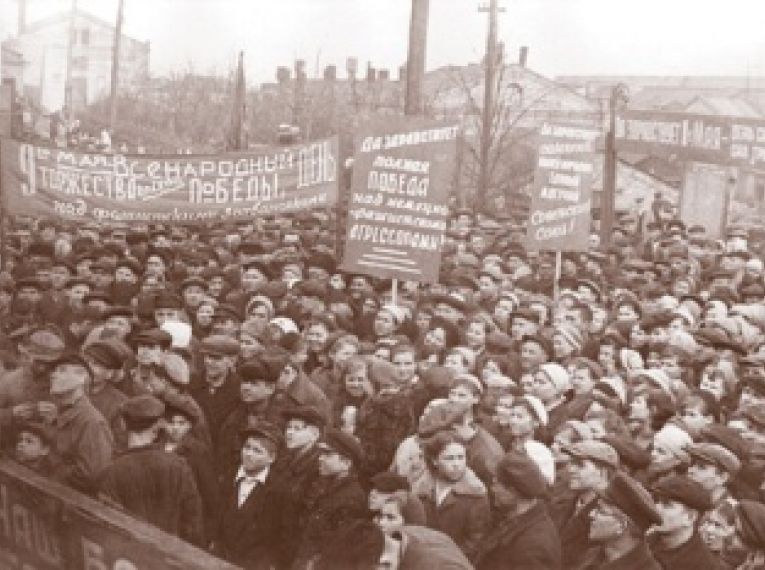 Митинг в честь победы над Германией на Уфимском паровозоремонтном заводе, 9 мая 1945 г.