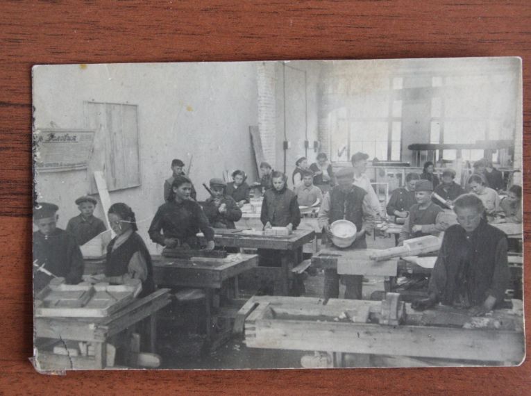 Модельный цех Стерлитамакского станкостроительного завода, учащиеся РУ-4, 1942 г.