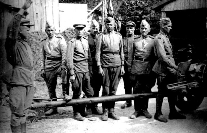 Г. Ш. Магадеев (слева направо, 7-й), 1945 г.