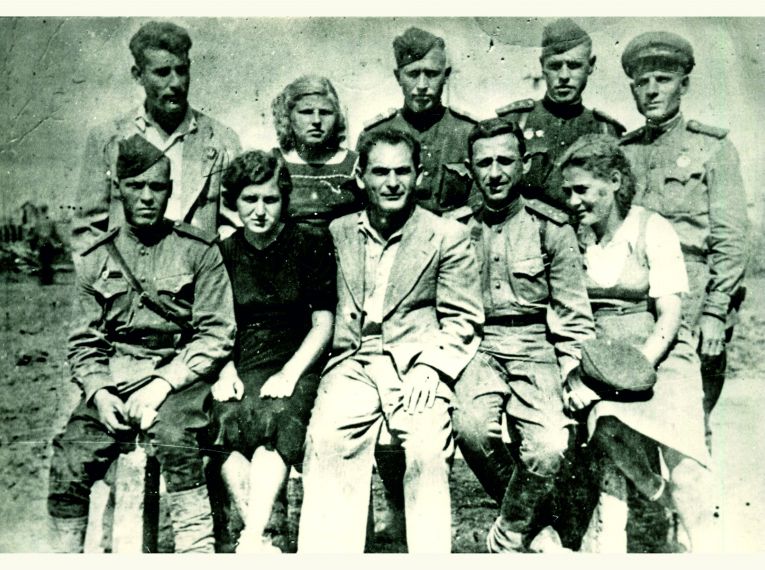 Комсомольцы Стерлитамакского станкостроительного завода и представители воинской части при передачи военной продукции, 1943 г.