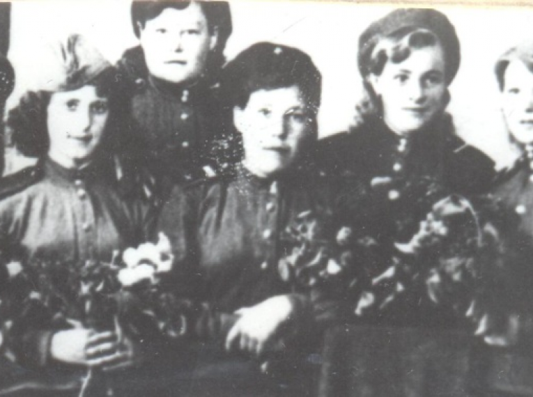 Группа девушек перед отправкой на фронт ст. Раевка, 1941 г.