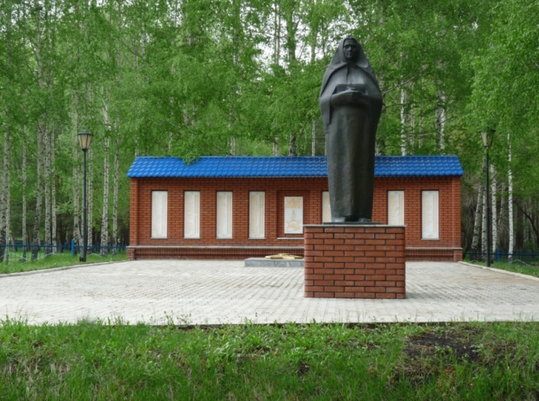 Памятник «Скорбящей матери» и обелиск павшим войнам во время Великой Отечественной войны 1941-1945 гг., с. Бураево