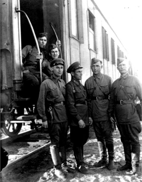Группа работников штаба 219-й стрелковой дивизии перед отправкой на фронт, 1941 г.