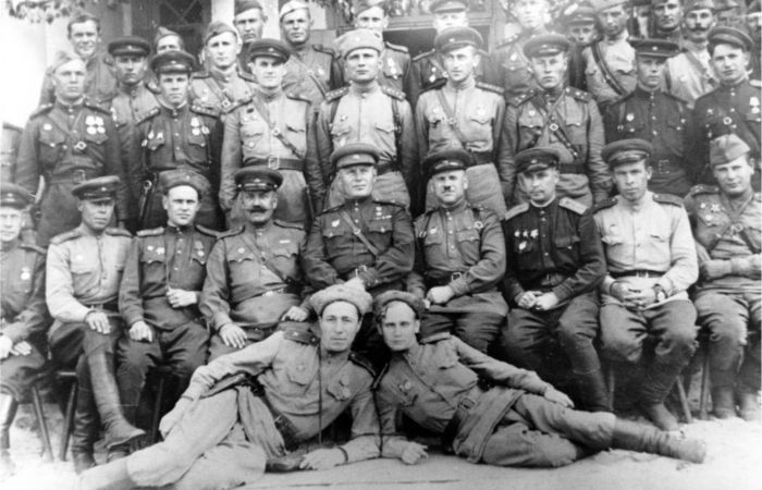 Офицеры штаба 16-й (112-й) гвардейской кавалерийской дивизии. 1944 г.