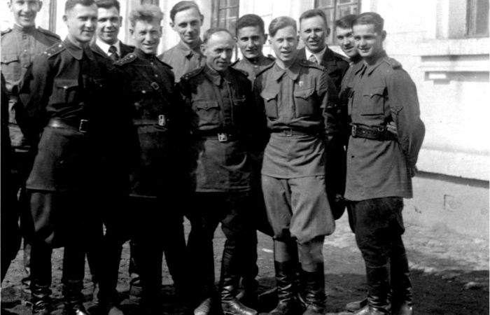 И. Е. Бабин (первый ряд второй слева), 1945 г.