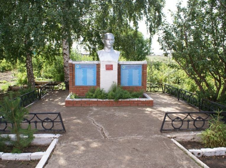 Памятник Герою Советского Союза Н.Г. Ежову, д. Ядгарово