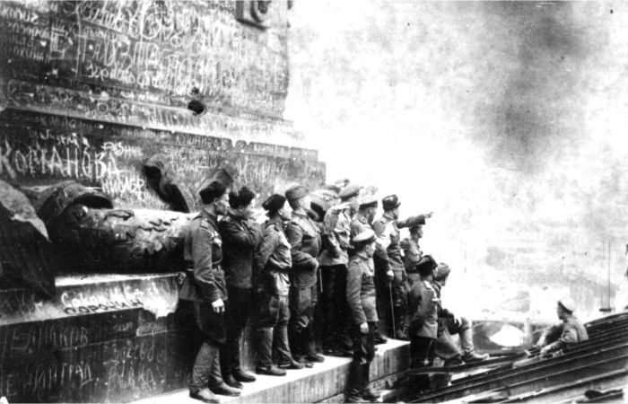Бойцы 112-й Башкирской кавалерийской дивизии  на крыше Рейхстага, 1945 г.