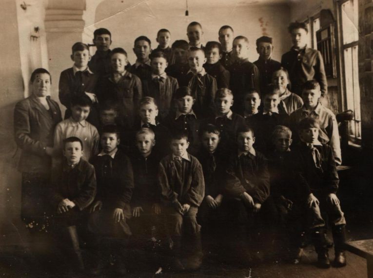 Воспитанники детского дома с.Ира с воспитателем Т.Я.Фоломеевой, 1946 г.