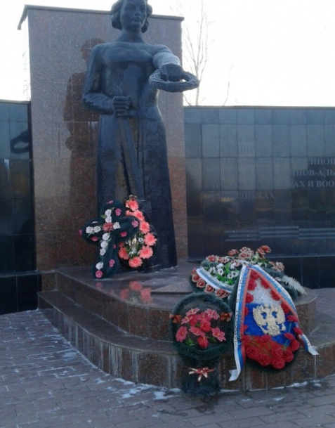 Монумент Родина-Мать, с. Раевский