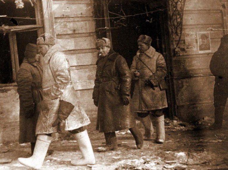 Командование 64-й Армии возле КП 29-й стрелковой дивизии, 29 января 1943 года. Слева направо: командующий М.С. Шумилов, член военного совета З.Т. Сердюк, начальник штаба И.А. Ласкин