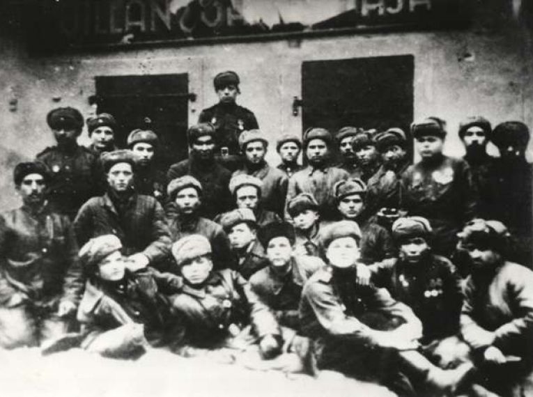 И.А.Евстигнеев, уроженец Стерлитамакского района с боевыми товарищами, январь 1945 г.