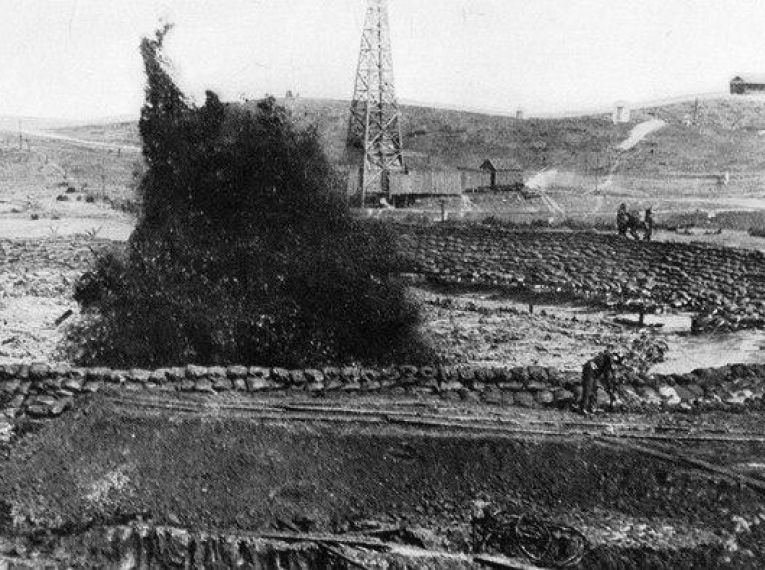 Фонтан нефти, п.Кинзебулатово, 1943 г.