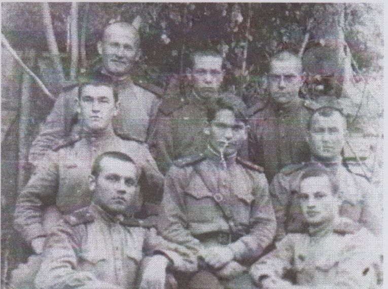 Слева направо 1-й во 2-м ряду: М.Х. Гилемханов уроженец д. Верхнеаташево с боевыми товарищами, 1940-е гг.