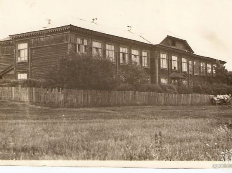 Здание Каратавлинской средней школы, 1940-е гг.