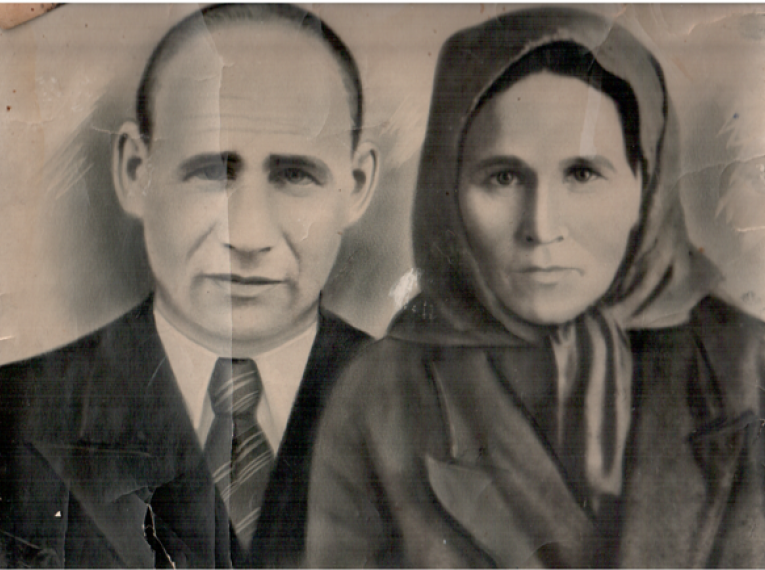 Участник войны М.А. Мухаметшин с супругой, с. Исмагилово, 1940-е гг.