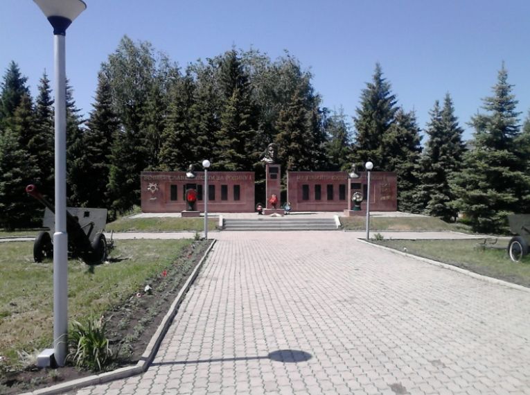 Мемориал-Аллея Славы, в центре памятник Герою Советского Союза