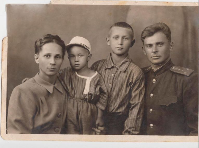Семья Старухиных, д.Алаторка, 1940-е гг.