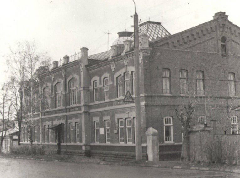 Здание бывшей Земской управы, в котором с 1941 по 1943 год располагалась Военно-политическая академия имени          В.И. Ленина.