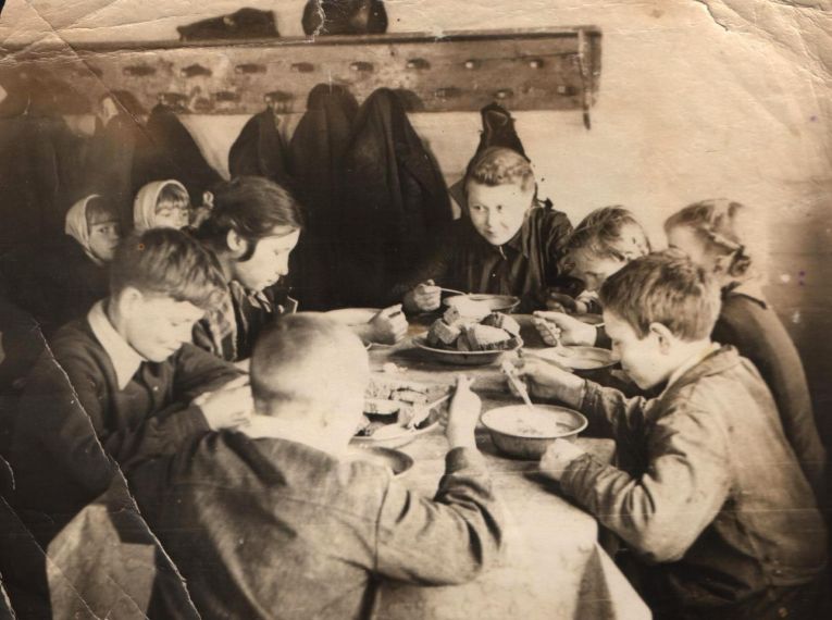 Воспитанники детского дома с.Ира в столовой, 1941-1945 гг.