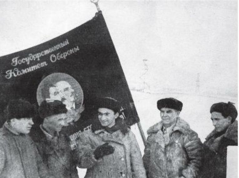 Вручение Красного знамени Государственного Комитета Обороны тресту «Туймазанефть»,1945 г.