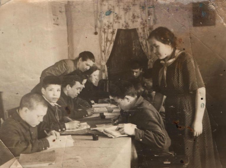 Воспитанники детского дома с.Ира в классной комнате за выполнением домашнего задания, 1941-1945 гг.