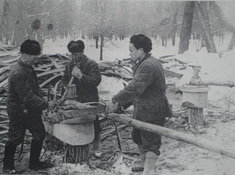 Изготовление частей гужевого транспорта саней, телег, 1940-гг.