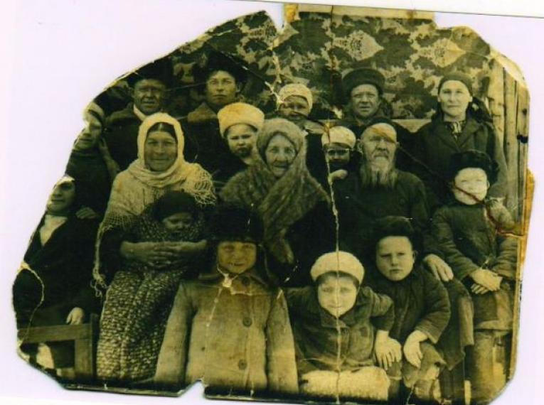 Семья Сакаевых, д. Чулпан, 1940-е гг.