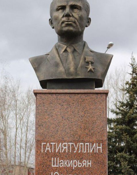 Бюст Герою Советского союза Ш.Ю. Гатиатуллину, с. Муллино