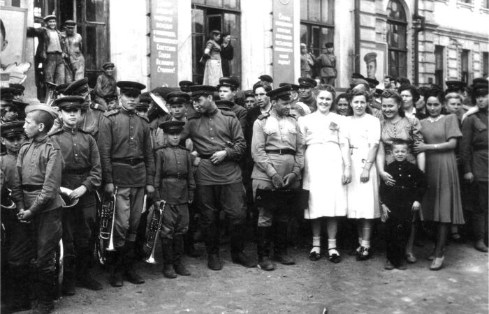 Встреча воинов на станции, г. Уфа 1945 г.