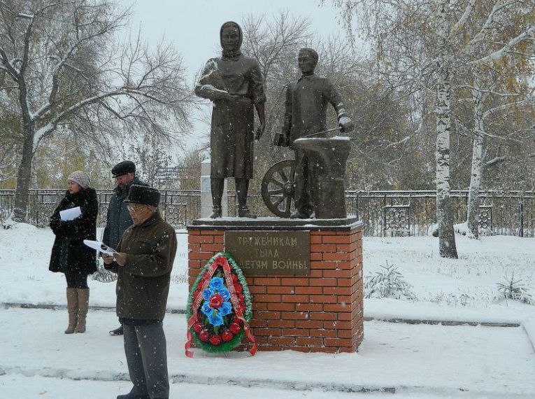 Памятник труженикам тыла и детям войны 1941-1945 гг., с. Исянгулово