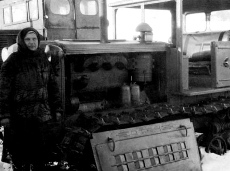 Трактористка Е. П. Ташкинова Андреевской моторно-тракторной станции, Илишевского района, 1940-е гг.