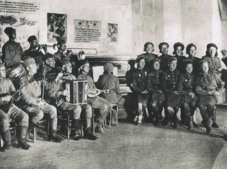 Кружок фронтовой самодеятельности 46-й армии 3-го Украинского фронта, среди участников - З.А. Короткова, уроженка г. Белебей, 1942-1943 гг.