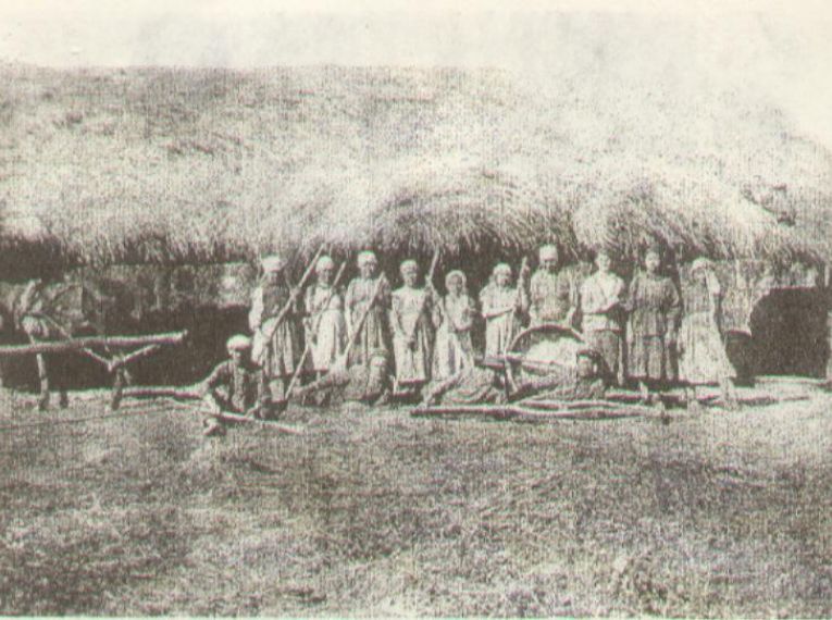 Труженицы колхоза на уборке урожая в д.Ибраево.1942 г.