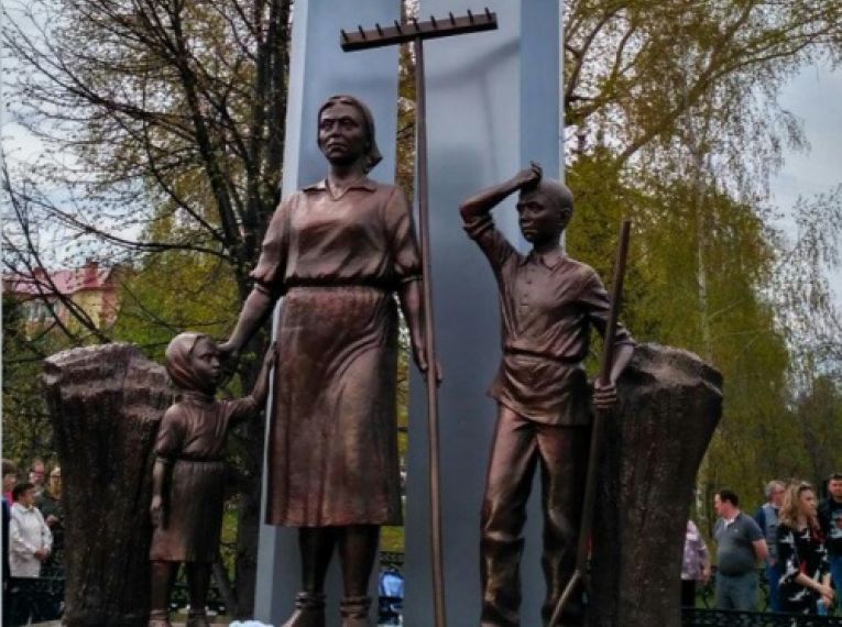 Памятник труженикам тыла и детям Великой Отечественной войны 1941-1945 гг., д.Алексеевка