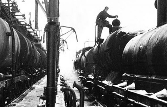 Налив нефтепродуктов. Уфимский нефтеперерабатывающий завод, 1940 гг.
