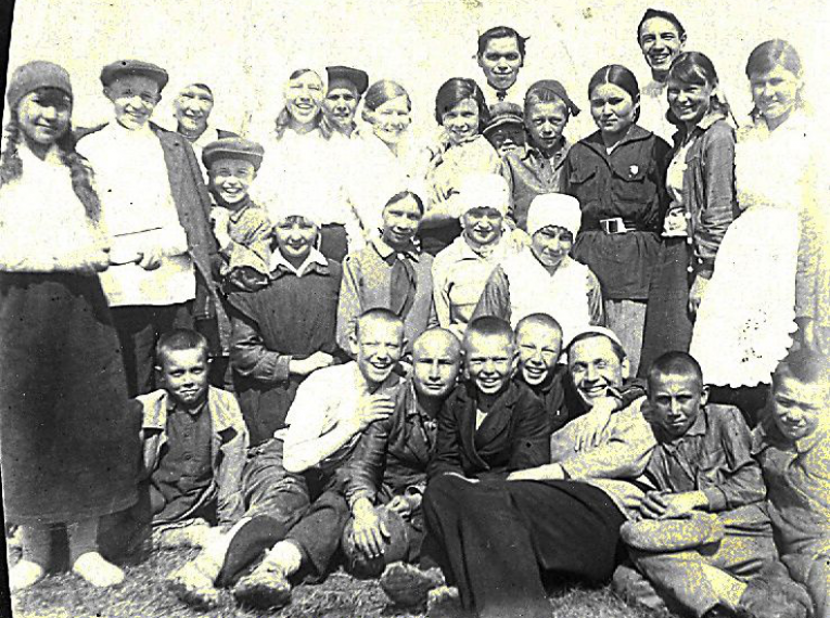 Фото с учителями, с. Бураево, 1940 г.