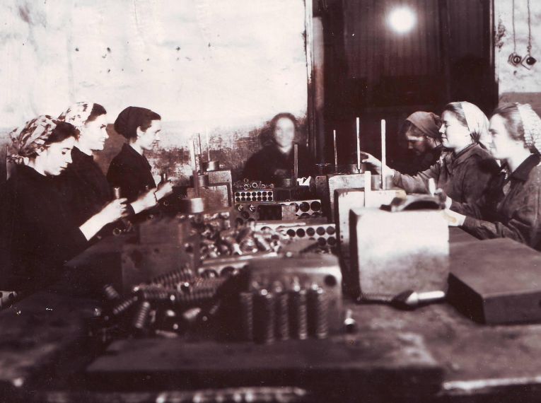 Завивка пружин в цехе №1, 1943 г.