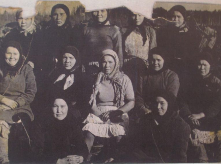Женщины д.Кельтей на торфяных разработках, 1940-е гг.