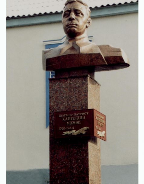 Памятник М.Х. Хайрутдинову в п. Туркменево