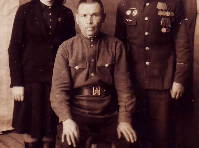 Галиахмет Кильметов (в центре),1949 г.