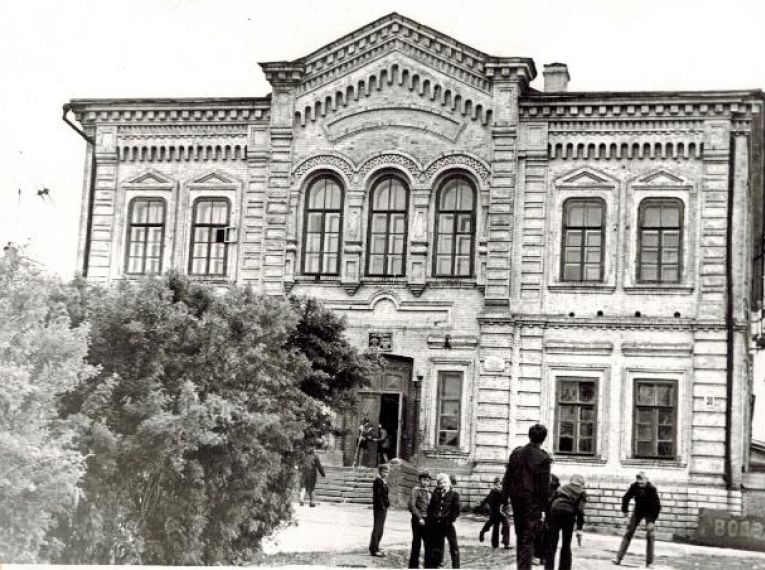 Здание средней школы №3, в котором располагался Московский завод оптической аппаратуры «Аэрогеоприбор», (1941-1942 гг.), г. Бирск
