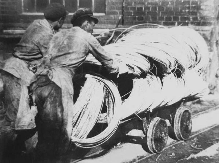 Перевозка вагонеток с готовой продукцией производилась вручную, Белорецкий сталепроволочный завод, 1944 г.