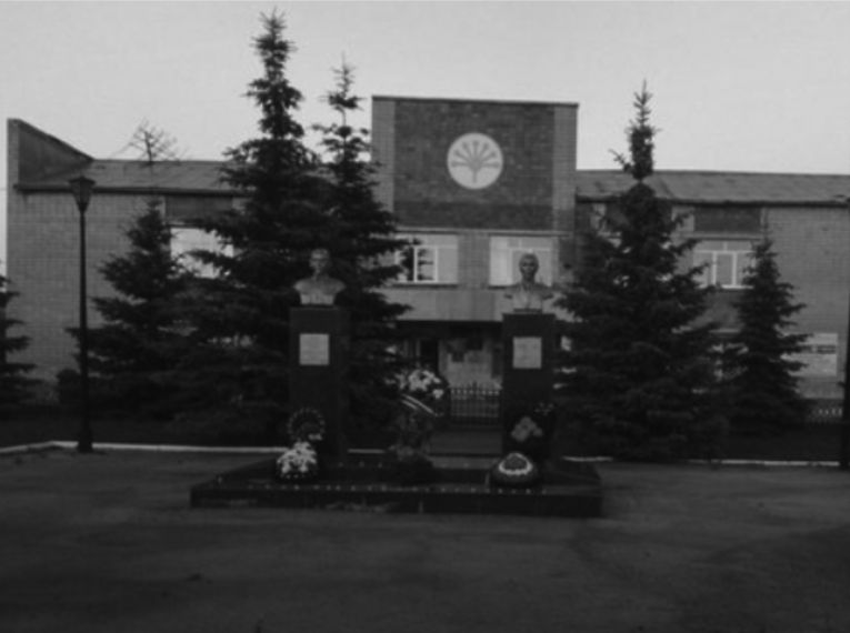 Памятник Героям Советского Союза  Г.Ф. Шайхутдинову и Г.Г. Аскину