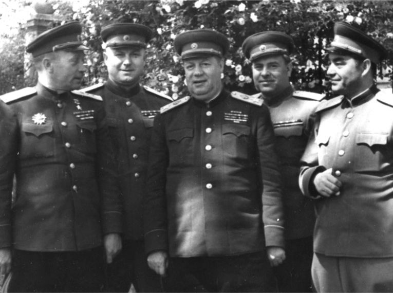 Члены военного совета 57 армии 3-го украинского фронта вместе с командующим фронтом маршалом Ф.И. Толбухиным. (Справа первый) генерал-майор Г.Ш. Галиев 1942-1943 гг.