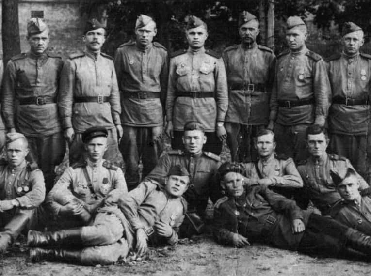 Ф.К. Кунусбаев с боевыми друзьями (слева направо 9-й, верхний ряд), июнь 1945 г.