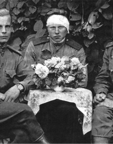 К.А. Сарычев (Слева второй), уроженец Туймазинского района, с боевыми товарищами.
