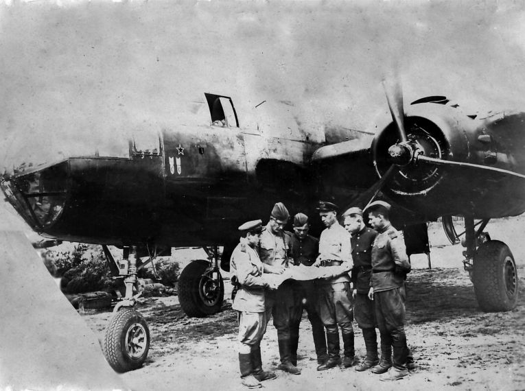 М.А. Шаймарданов в составе экипажа перед боевым вылетом, г. Познань, 1945 г.