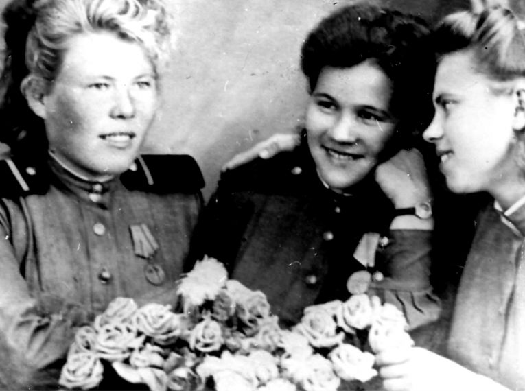 Ф.Х. Султанова (Слева) с боевыми подругами, уроженки района, 1940 г.